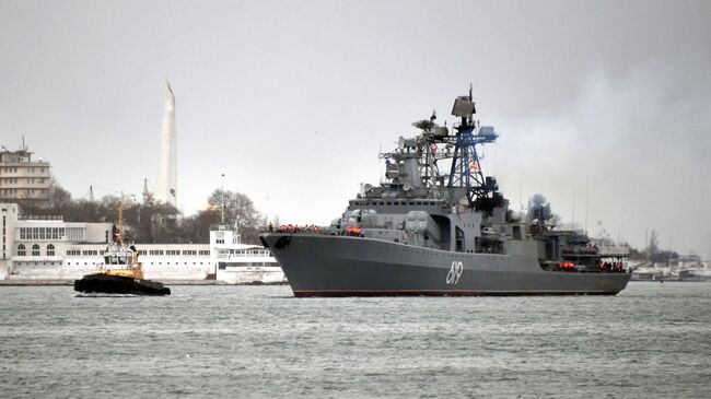 Большой противолодочный корабль Северного флота Североморск во время захода в Севастопольскую бухту. 10 января 2019