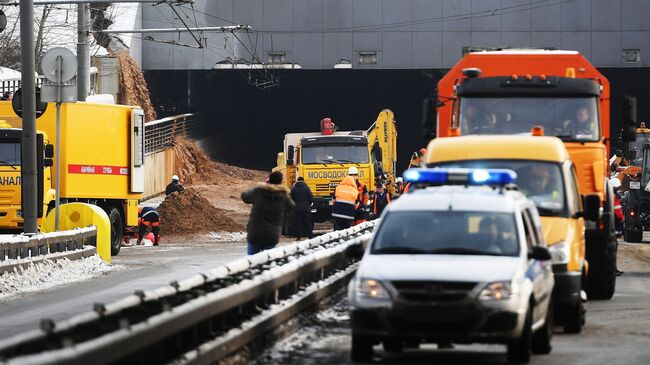 Сотрудники Мосводоканала у Тушинского тоннеля Волоколамского шоссе в Москве, подтопленного после провала грунта в шлюзе №8 канала имени Москвы. 10 января 2019