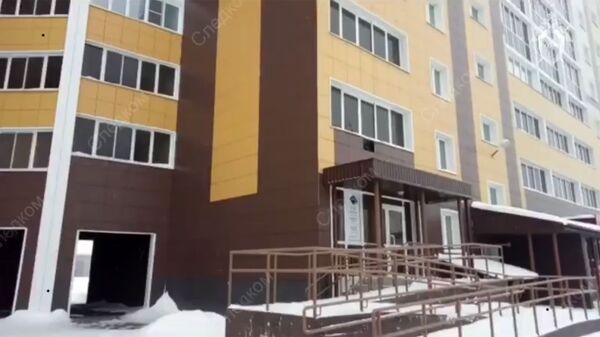 Многоэтажный дом в Барнауле, рядом с которым облицовочная плитка упала на голову женщины