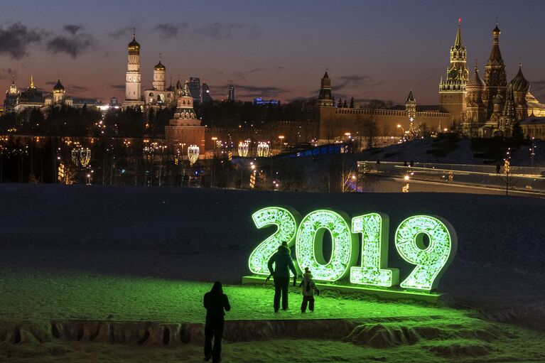 Посетители природно-ландшафтного парка Зарядье в Москве