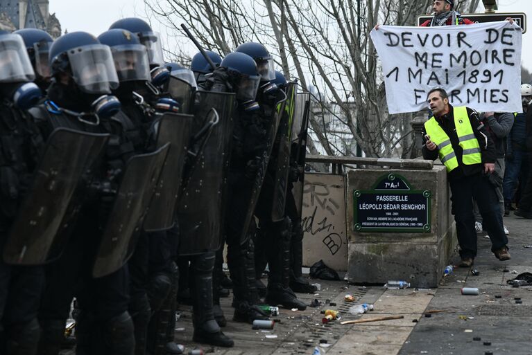 Сотрудники полиции и участники протестной акции жёлтых жилетов в Париже