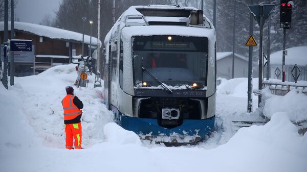 Поезд застрял  в снегу недалеко от Мюнхена после сильного снегопада в Германии