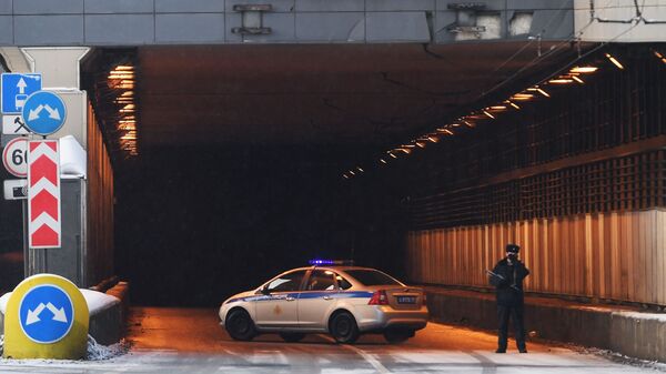 Автомобиль ДПС перекрывает въезд в Тушинский тоннель Волоколамского шоссе с восточной стороны