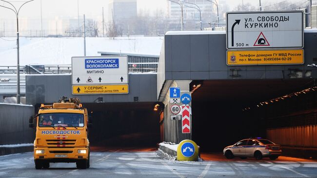 Машина Мосводостока выезжает из Тушинского тоннеля Волоколамского шоссе в Москве с восточной стороны