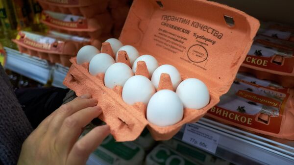 Куриные яйца в продуктовом магазине