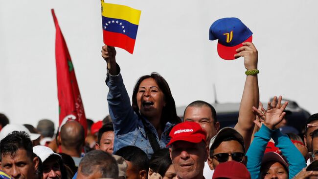 Сторонники президента Венесуэлы Николаса Мадуро в Каракасе. 10 января 2019