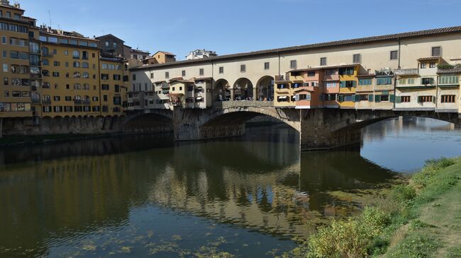 Мост Понте Веккьо через реку Арно во Флоренции