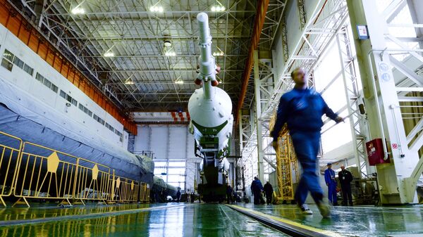 Сборка ракеты Союз-ФГ на космодроме Байконур