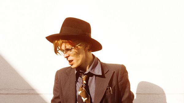 Стив Шапиро. Дэвид Боуи со шляпой. Лос-Анджелес, 1974