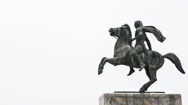 Памятник Александру Македонскому на набережной в Салониках