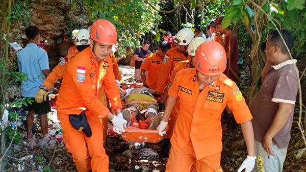 Оказание помощи российским туристам, пострадавшим при падении в ущелье на индонезийском острове Бали