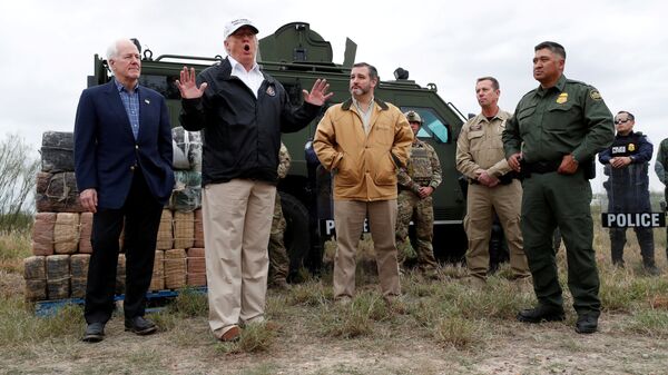 Президент США Дональд Трамп на границе с Мексикой в штате Техас