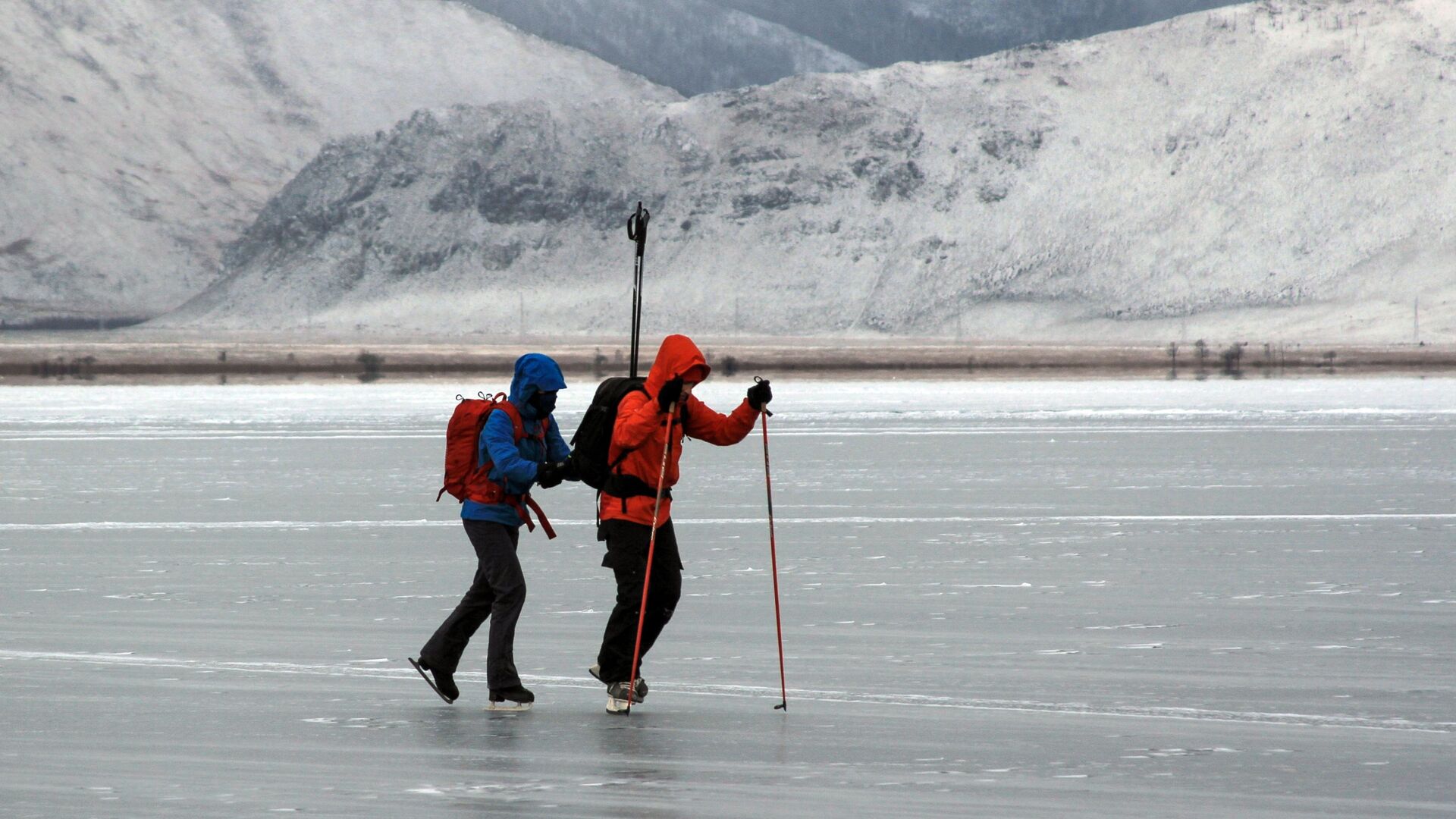 Туристы катаются на коньках по льду замерзшего озера Байкал - РИА Новости, 1920, 19.10.2023