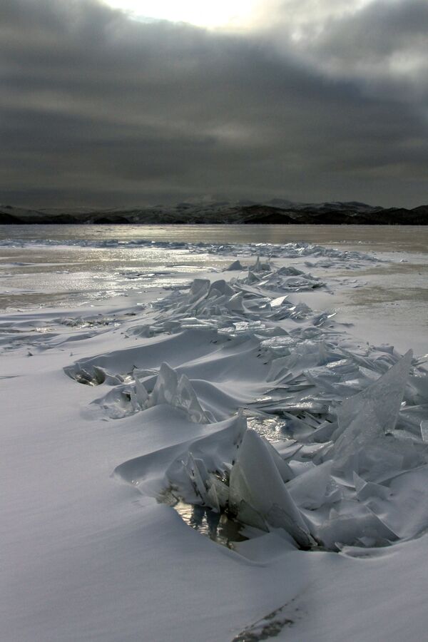 Замерзают ли озера. Лед Байкала. Замерзший Байкал. Застывшие волны Байкала. Замерзший океан.