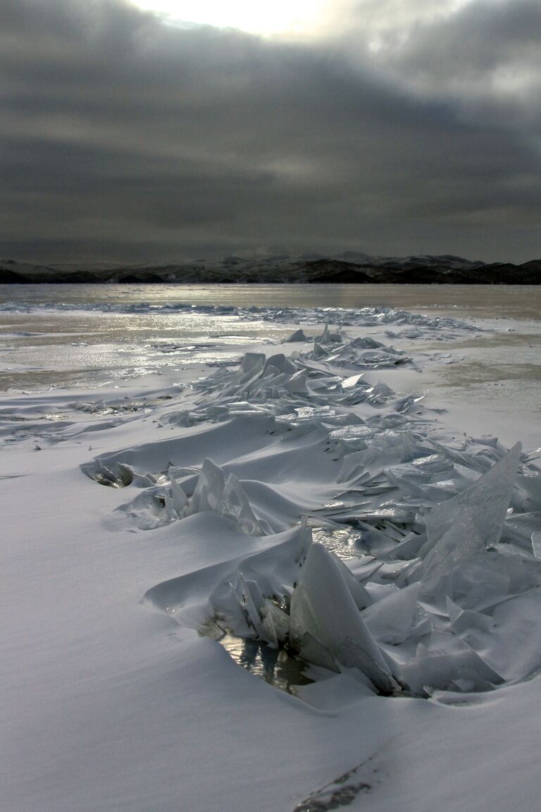 Лед на замерзшем озере Байкал