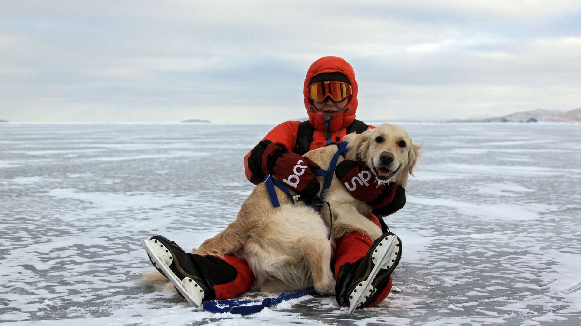 Турист с собакой на льду замерзшего озера Байкал - РИА Новости, 1920, 15.04.2019