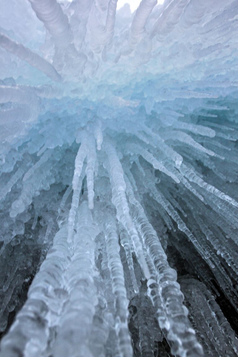 Сосульки на прибрежных скалах замерзшего озера Байкал