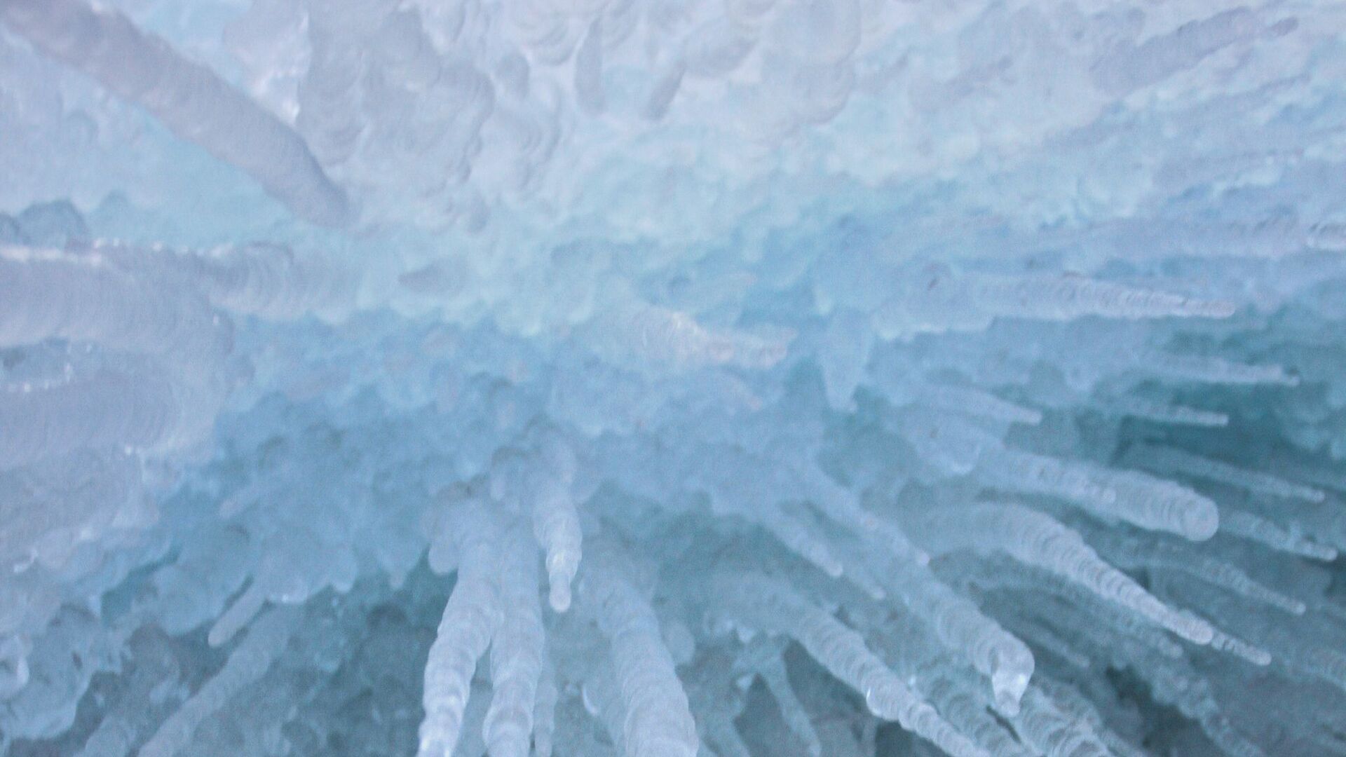 Сосульки на прибрежных скалах замерзшего озера Байкал - РИА Новости, 1920, 04.03.2021