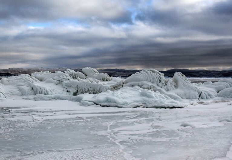 Лед на прибрежных скалах замерзшего озера Байкал