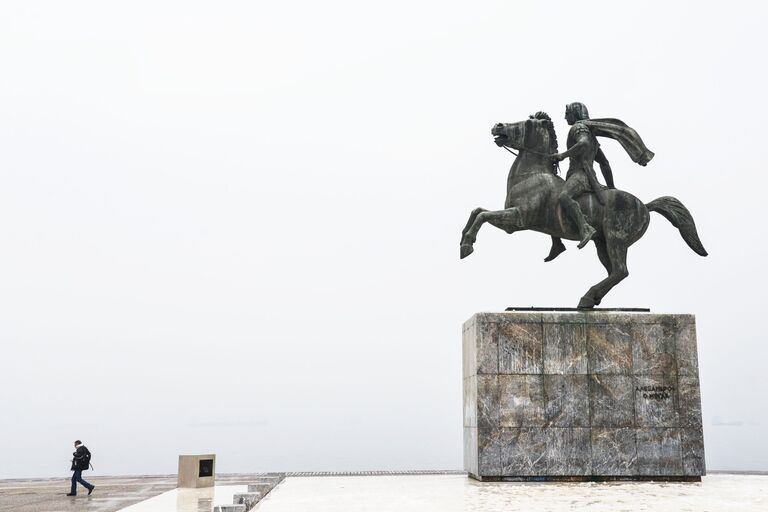 Памятник Александру Македонскому на набережной в Салониках