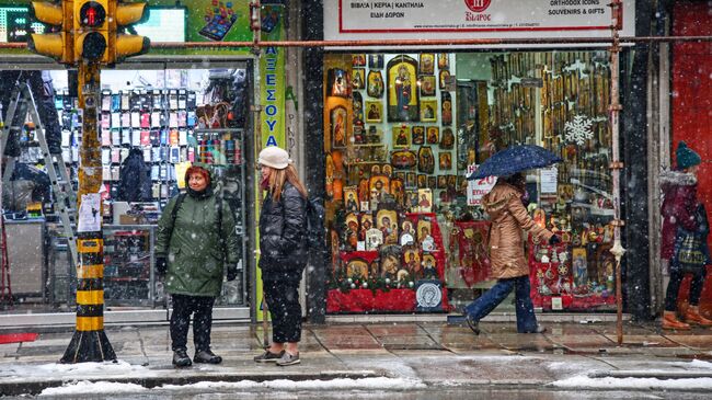 Прохожие на одной из улиц в Салониках