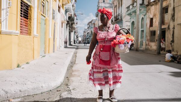 Женщина на улице Старого города в Гаване, Куба