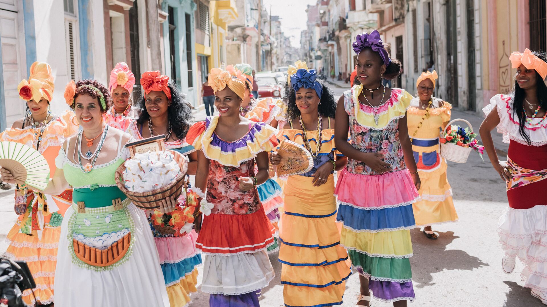 Девушки на улице Старого города во время карнавала в Гаване, Куба - РИА Новости, 1920, 03.10.2022