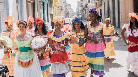 Девушки на улице Старого города во время карнавала в Гаване, Куба