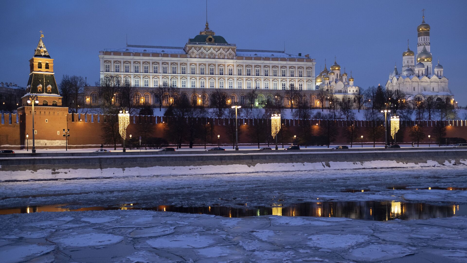 Большой Кремлевский дворец,Благовещенский собор и Колокольня Ивана Великого на территории Московского Кремля Большой Кремлевский дворец,Благовещенский собор и Колокольня Ивана Великого на территории Московского Кремля - РИА Новости, 1920, 26.11.2022