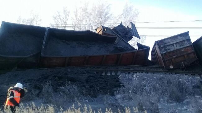 На месте схода вагонов грузового поезда под Иркутском. 12 января 2019 