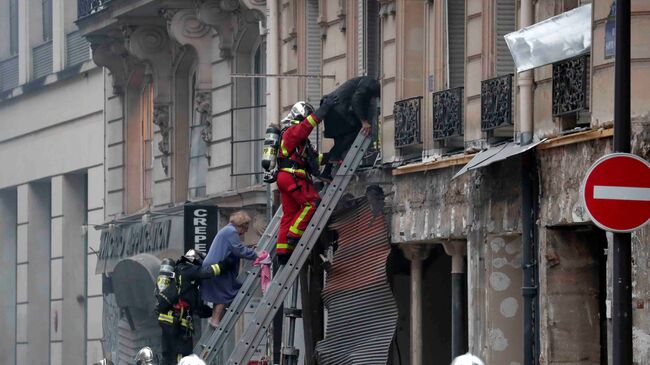 Пожарные на месте взрыва в 9-м округе Парижа. 12 января 2019