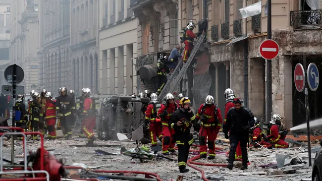 Пожарные на месте взрыва в 9-м округе Парижа. 12 января 2019 Пожарные на месте взрыва в 9-м округе Парижа. 12 января 2019