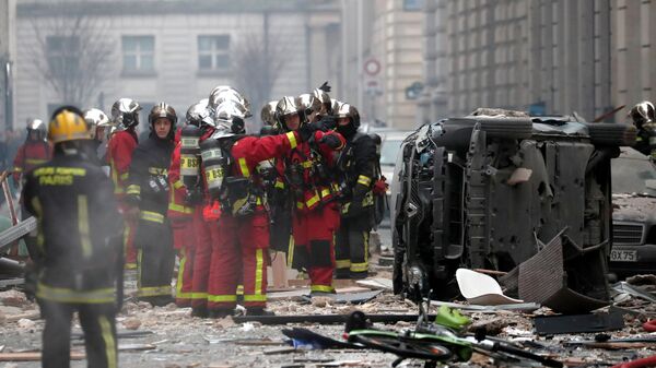 Пожарные на месте взрыва в 9-м округе Парижа. 12 января 2019 