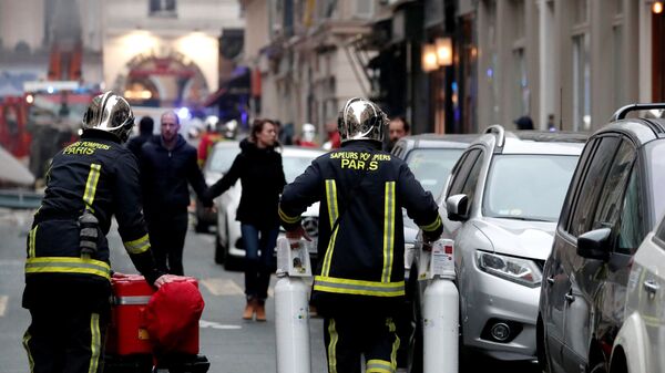 Пожарные на месте взрыва в 9-м округе Парижа. 12 января 2019