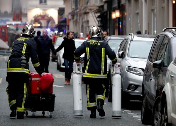 Пожарные на месте взрыва в 9-м округе Парижа. 12 января 2019