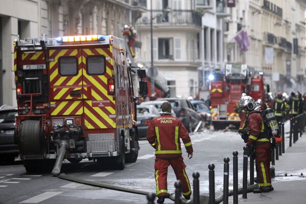 Пожарные на месте взрыва в 9-м округе Парижа. 12 января 2019 