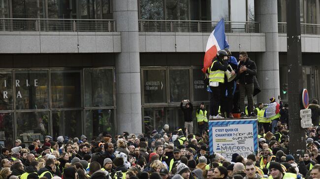 Участники протестной акции жёлтых жилетов в Париже. 12 января 2019