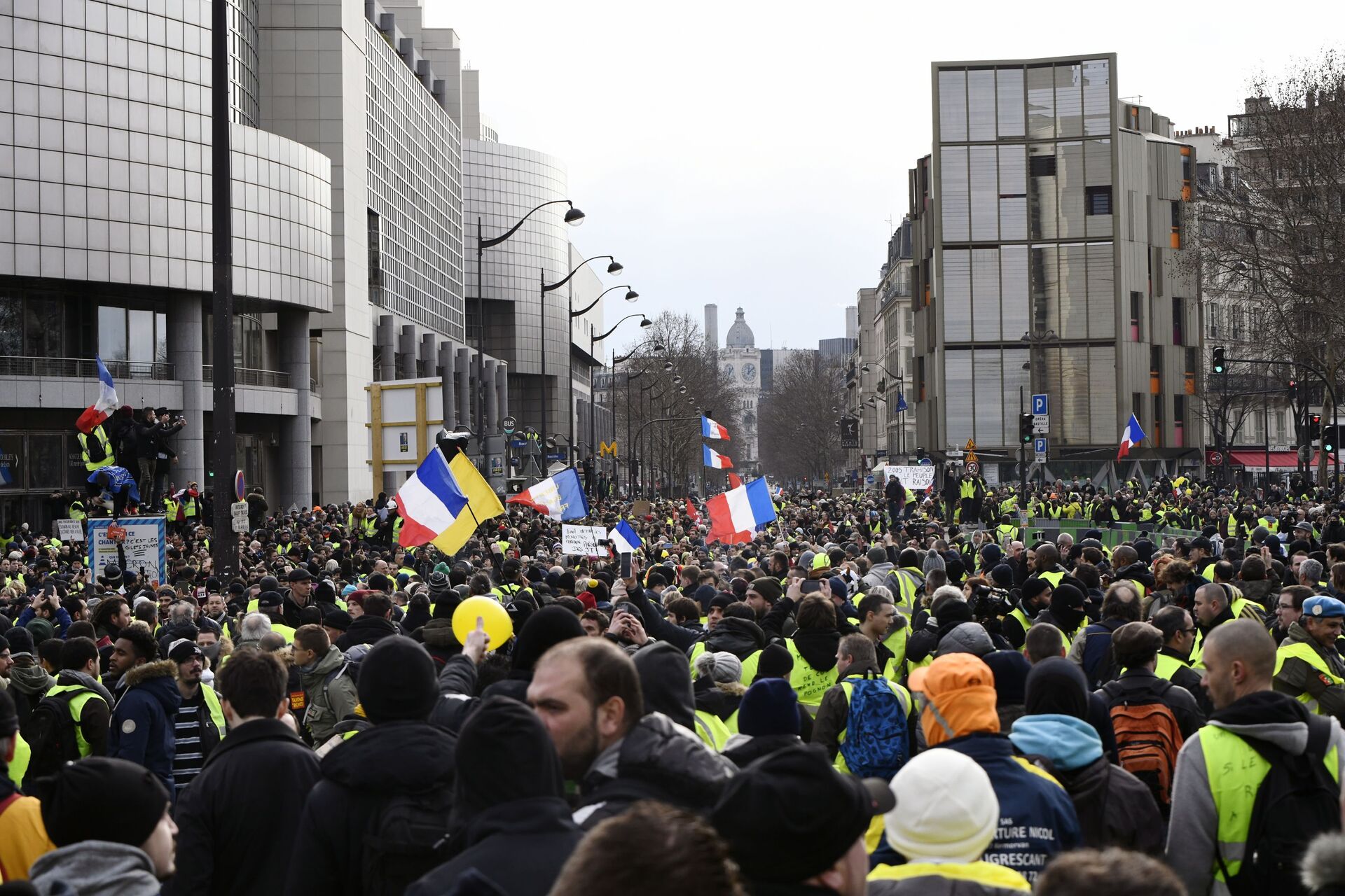 Участники протестной акции жёлтых жилетов в Париже. 12 января 2019 - РИА Новости, 1920, 21.07.2022