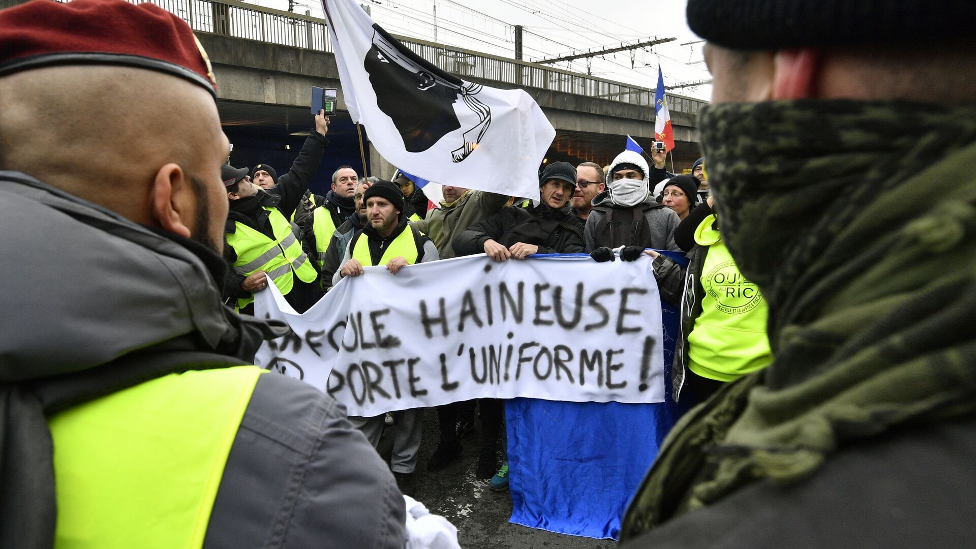 Участники протестной акции жёлтых жилетов в Париже. 12 января 2019 - РИА Новости, 1920, 04.09.2021