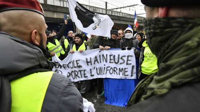 Участники протестной акции жёлтых жилетов в Париже. 12 января 2019