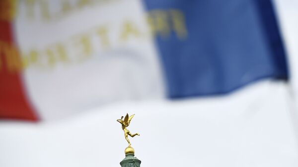 Скульптура Гений свободы на вершине Июльской колонны на площади Бастилии в Четвертом округе Парижа