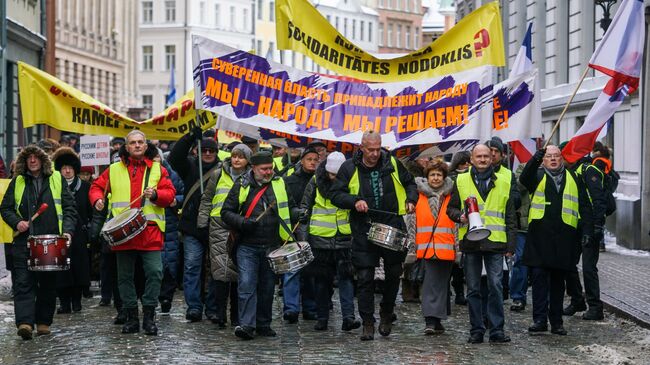 Участники марша за социальную справедливость в Риге. 12 января 2019