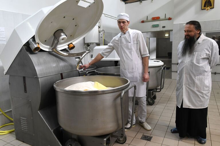 Приготовление пасхальных куличей в пекарне Троице-Сергиевой Лавры 