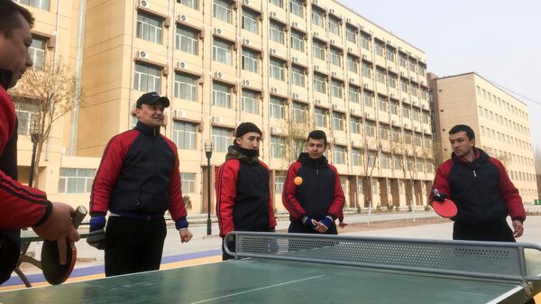 Обитатели Центра профессионального в городе Кашгар, Синьцзян-Уйгурского автономного района Китая, играют в настольный теннис во время  визита журналистов. 4 января 2019 