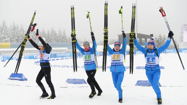 Спортсменки сборной России Евгения Павлова, Маргарита Васильева, Лариса Куклина, Екатерина Юрлова-Перхт, занявшие первое место в эстафете среди женщин на четвертом этапе Кубка мира по биатлону сезона 2018/19 в немецком Оберхофе