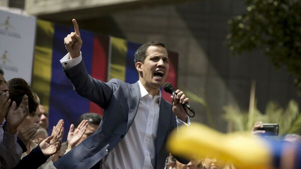 Глава оппозиционного парламента Венесуэлы Хуан Гуаидо выступает на улице Каракаса