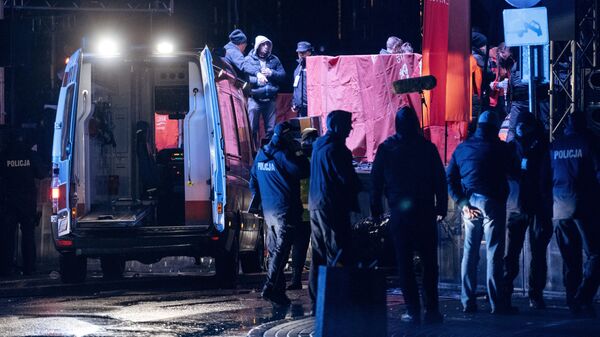 Сотрудники экстренных служб Польши на месте нападения на мэра Гданьска Павла Адамовича. 13 января 2019