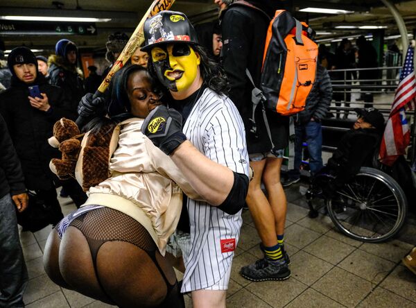 Участники флешмоба В метро без штанов на одной из станций метро Нью-Йорка