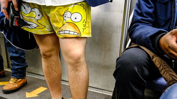 Участники флешмоба В метро без штанов в вагоне поезда метро Нью-Йорка