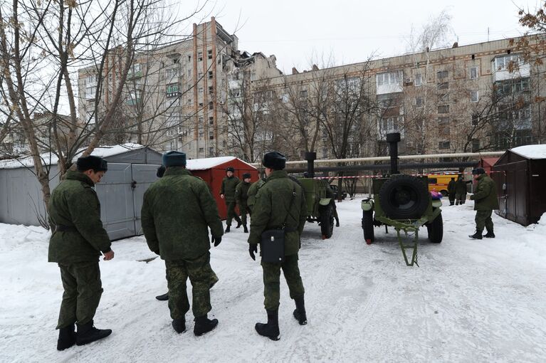 Военнослужащие у девятиэтажного жилого дом №16 на улице Хабарова в городе Шахты, в котором произошел взрыв бытового газа